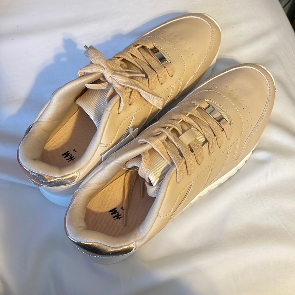 Hello! These H&M shoes. Size: 8 1/5. Color: light pink. Price: $15.